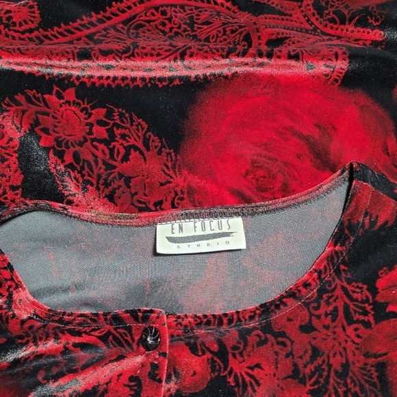 VTG EN FOCUS Studio Black Velvet and Rose Print Button Down Sweater (MP) - Picture 8 of 11